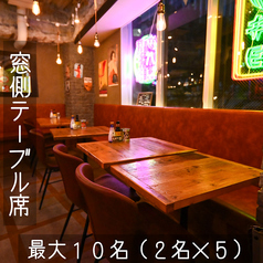 少人数から大人数まで対応している窓側テーブル席。片側はソファー席になっているのでゆったりとお過ごしいただけます。
