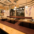 【屋台気分を楽しめる♪】九州博多の風物詩“中洲の屋台村”の雰囲気と名物料理が楽しめる大衆居酒屋！提灯の灯りに包まれながら、仲間ともつ鍋を囲むもよし。特選馬刺しなど一品料理に舌鼓を打つもよし。飲み放題付宴会コースで大人数の打ち上げなどさまざま楽しみ方をご提供！