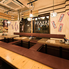 【屋台気分を楽しめる♪】九州博多の風物詩“中洲の屋台村”の雰囲気と名物料理が楽しめる大衆居酒屋!提灯の灯りに包まれながら、仲間ともつ鍋を囲むもよし。特選馬刺しなど一品料理に舌鼓を打つもよし。飲み放題付宴会コースで大人数の打ち上げなどさまざま楽しみ方をご提供!