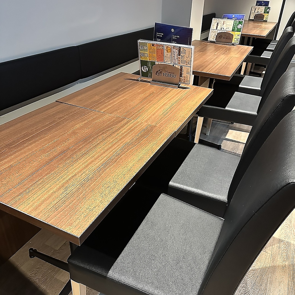 少人数からご利用可能なテーブル席。つい長居したくなる落ち着いた雰囲気の店内は女子会にオススメ◎