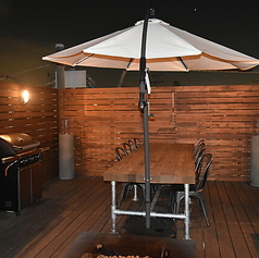 開放感あるルーフトップテラスでご家族ご友人とゆったりお過ごしいただけます。BBQに必要な設備や道具は全て揃えておりますので、手ぶらでお手軽にお楽しみいただけます◎