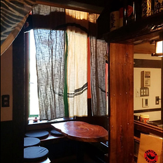 少人数での利用にぴったり！友人や同僚との食事、デートにも最適な空間。