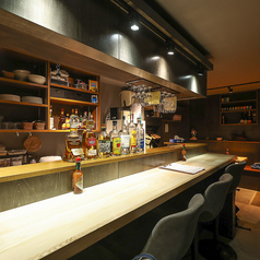 少人数でも快適に利用できるカウンター席やテーブルをご用意しております。ゆったりと過ごせるカウンターは一人飲みやカップルの大人時間におすすめ！木の温もりを感じるテーブル席では落ち着いて会話を楽しめ、誰もが居心地良く過ごせる設計となっています♪