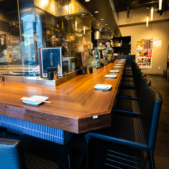 落ち着いた雰囲気の中で、料理を目の前で楽しみながら、ゆったりとした時間をお過ごしいただけます。カウンター席は、お一人様やデート、友人との会話を楽しむのに最適なスペースです。ぜひ、お気軽にお越しください。