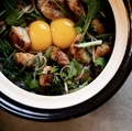料理メニュー写真 親鳥と香味野菜と卵黄の土鍋めし(1人前)