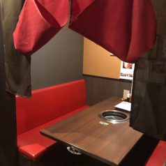 【半個室のテーブル席】広々お寛ぎいただけるテーブル席でございます。家族連れや6名様までの小人数でのご宴会等におすすめでございます！