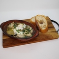 料理メニュー写真&nbsp;牡蠣と半熟卵のアヒージョ バゲット2枚付