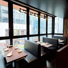 当店人気No.1の窓際ソファ席です!!大きな窓に併設されたお席は両側ソファで座り心地が抜群♪さらに人通りが多い渋谷井の頭通りを下に眺めるビューは何時間でも飽きずにいられちゃいます！予約問い合わせが多いのでお早めにご予約ください♪【渋谷 イタリアン ピッツァ センター街 飲み放題 宴会 女子会 デート 合コン】