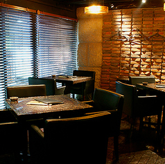 《お店の雰囲気を感じられるホール席》カウンターなど店内の空気感を共有できるお席です。事前のご予約で団体様最大16名ご利用可能な席となっております。