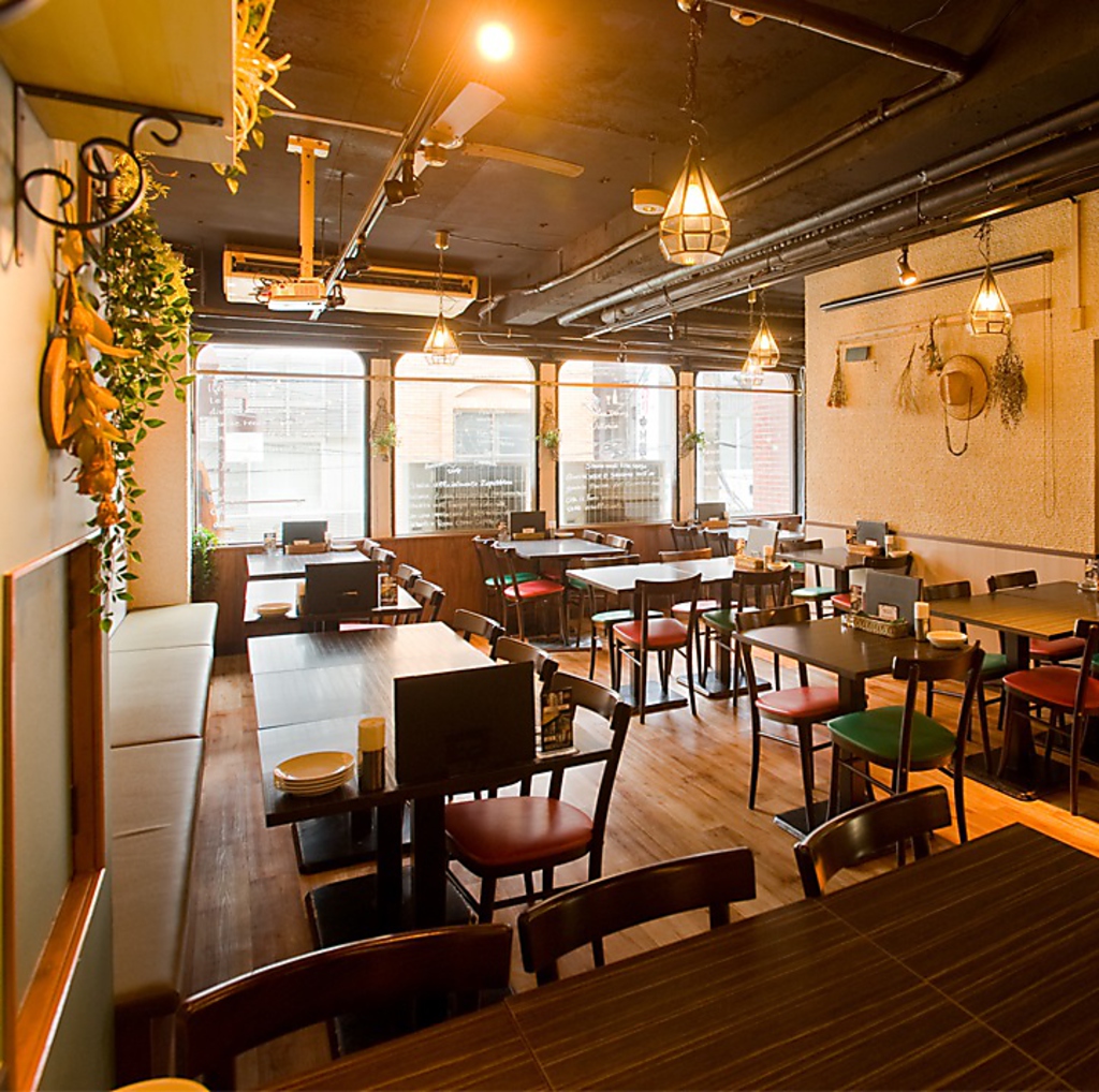 人数やシーンに応じて配置が変わるテーブル席♪お気軽にご予約・お問い合わせ下さい◎