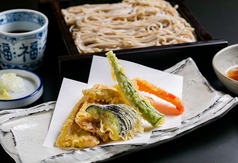 穴子と夏野菜の天ぷら蕎麦セット！の写真