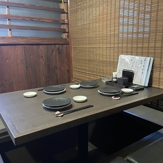 足元を気にせずゆったり座れる掘りごたつ席。和を感じる空間で寛ぎの時間をお過ごしください。