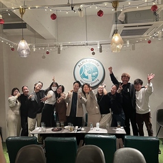 20名様までの少人数貸切にも対応しています。広々とした店内を贅沢に使えるため、気の合う仲間との食事会や誕生日会、プライベートなパーティーにもぴったり。落ち着いた空間で周囲を気にすることなく、多彩な料理やドリンクを楽しみながらゆったり過ごせます。利用人数やご利用シーンに合わせて、お気軽にご相談ください。