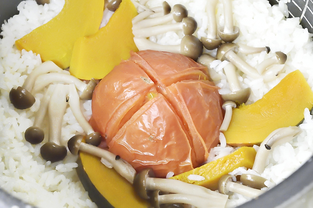 【新メニュー】トマト丸ごと1個使用しております！トマトの炊き込みご飯840円（税抜）