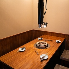 テーブル席の個室ご用意しております。接待や打ち合わせにもピッタリで、お静かに過ごせるお席となっております！