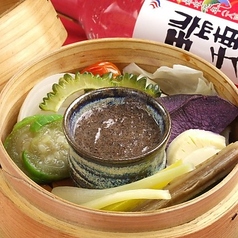 バーニャカウダやピザも沖縄食材で！の写真