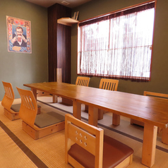 靴を脱いでお寛ぎいただけるお座敷席は少人数から最大24名様まで人数に合わせてご利用いただけます♪貸し切りのご利用も可能ですのでお気軽にご相談ください。