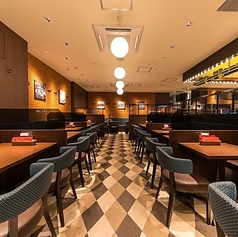 右側【C:テーブル席】最大16名 会社の同僚や親しい友人との中規模宴会に最適なテーブル席がございます!2名様~4名様へと別れてのご利用も可能なので、デートやご家族でのご利用もおすすめです♪是非お越しいただき当店自慢のお酒とお食事をお楽しみください!