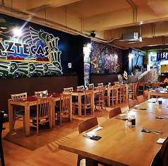 【人数に合わせたお席ご案内】お休みの日のディナーや日常使いにもぴったりです。自家製のトルティーヤチップスを使用したナチョスをつまみながら、家族のだんらんを楽しむひとときにぴったりな居心地の良い空間が広がります。小さなお子様連れでも安心して過ごせるアットホームな雰囲気です。