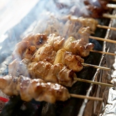 炭火でじっくり焼き上げた絶品焼き鳥。ジューシーな肉の旨味と秘伝のタレが、お酒をさらに進ませます。