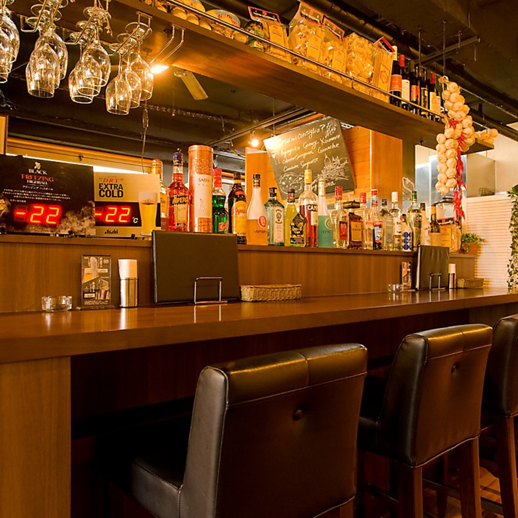 暖かみのある店内はイタリアの下町をイメージ、新しくカウンターも新設。