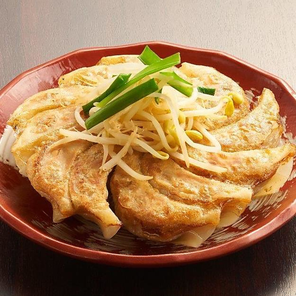 大人気円盤ギョーザ！しっかりした素材の旨みでお酒とも相性抜群☆ぜひシェアしてお楽しみください♪
