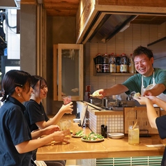 《少人数女子会に》料理の香りと音を近くで感じるカウンター席で、気心知れたご友人と楽しい時間をお過ごしください。