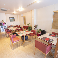 明るく爽やかな印象のテーブル席は、会話の弾む楽しいお食事の時間をゆったりとお過ごしいただけます◎