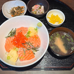 超厚切りサーモンいくら丼ランチ