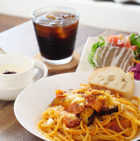 ポップだけど落ち着きのある店内で美味しいパスタをどうぞ。