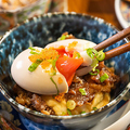 料理メニュー写真&nbsp;半熟玉子を崩して食べる和牛すき焼きポテサラ
