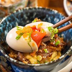 半熟玉子を崩して食べる和牛すき焼きポテサラ