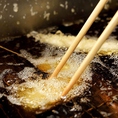 焼きあがるまで天ぷらを楽しむべし！脂肪酸バランスの良い米油は油の切れが良くベタ付が少ないので、サクっと軽やかに揚げています。