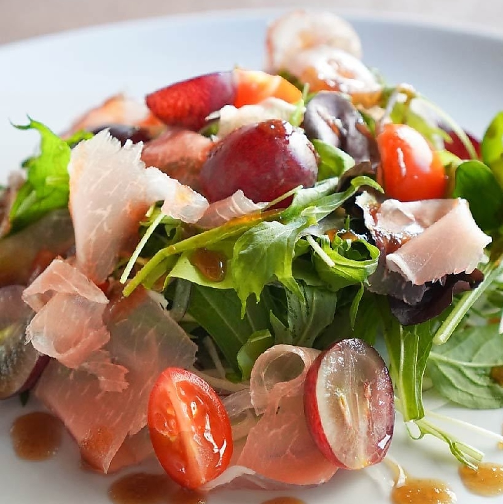 サラダやアヒージョ、ドルチェなど、見た目もお楽しみいただけるメニューを豊富にご用意しております