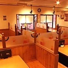 お仕事帰りにひと息つきたい夜や、落ち着いて会話を楽しみたい食事会に。隣席との間に仕切りがあるため、適度なプライベート空間で安心して過ごせます。
