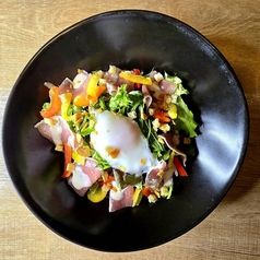 生ハムのシーザーサラダ 温玉のせ