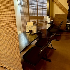 【特別な空間で楽しいひととき】テーブル個室が14～20名様利用可能♪会社宴会やパーティーにおすすめなプライベート空間で、お食事を楽しめます。家族や友人との団欒を大切にしながら、心温まるひとときを過ごせる場所。様々な宴会や飲み会にも◎で、特別な日にふさわしい空間を提供します。楽しい会話と美味しい料理を！