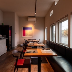 プライベート感のあるテーブル配置は、会話を楽しむのに最適。美味しい料理とともに、心温まる時間をお過ごしいただけます。特別な日を彩る素敵な思い出を作りましょう。