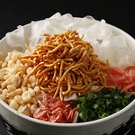 スタッフが丁寧に焼き上げる自慢のもんじゃ焼きをご提供。贅沢な食材と熟成出汁の旨味をご堪能あれ♪