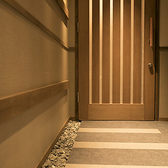 R新橋駅銀座口より徒歩4分という好立地にございます◎お集まりの際も分かりやすく、アクセス良好なのが魅力です♪仕事帰りや、遠方からお越しのお客様をご招待する際もスムーズにご案内いただけます。銀座の喧騒から少し離れた落ち着いた場所にあり、駅近ながら隠れ家のような静寂を感じられるのも自慢です♪