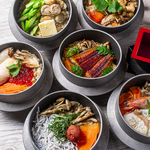 種類豊富な釜飯♪中でも人気はふっくらとした鮭と濃厚ないくらがとろける「鮭といくらの釜飯」！