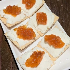 ◆ 柿ジャムとクリームチーズのクラッカー / Crackers with Cream Cheese & Persimmon Jam