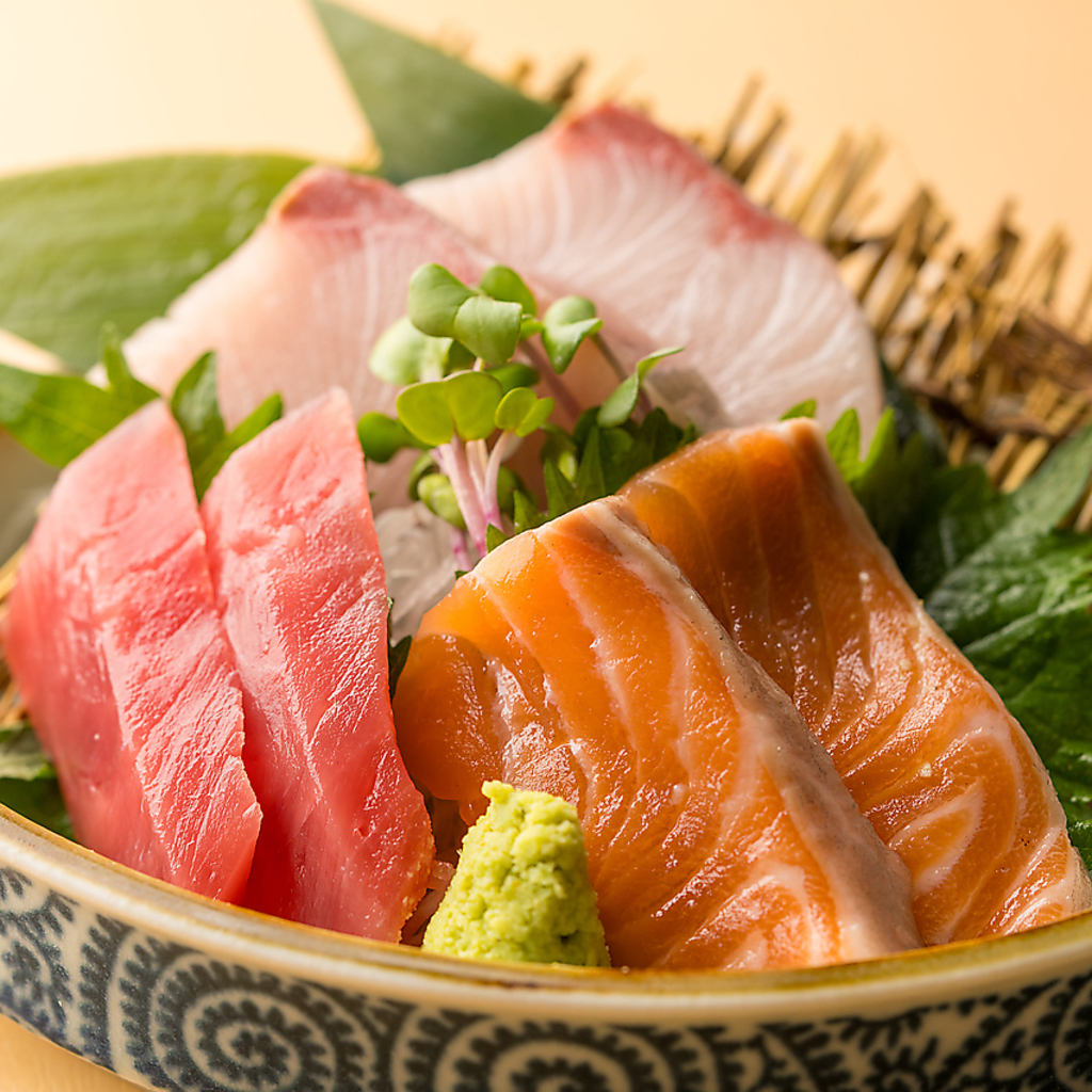 毎日市場から仕入れる本日の鮮魚刺し3点盛りは大人気♪売り切れ御免ですので、お早めにご注文下さい!