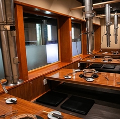 半個室で各間仕切り外すことが可能な座敷席をご用意しております。デートや記念日にもピッタリで、ゆっくりと過ごしやすい人気のお席となっております！