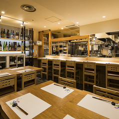 テーブル席は3名様からご利用いただけるお席になっております。お仕事での接待や会食はもちろん、仕事仲間や地元のご友人などのお集まりなど様々な利用シーンでご利用いただけます。思い出に残るひと時を是非当店でお過ごしください。