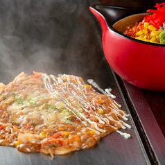 出汁の旨みが決め手！鉄板を囲んで盛り上がる、『もんじゃ焼き』＆多彩なトッピングの写真