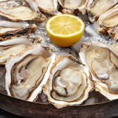 当店で提供している牡蠣は生産者直送の新鮮牡蠣！名物の殻付かきは、潮流と森の恵みが育む宮城の豊かな海で育った牡蠣は、味が濃厚で身も大きいのが特徴です。宮城県は、牡蠣の名産地のため、厳しい規格基準が設けられています。その厳しい基準をクリアした質のよい「生食用」の牡蠣だけを提供しております。