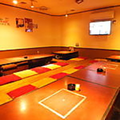 会社の歓送迎会やちょっとした打ち上げにも最適。広めの席は人数調整にも柔軟で、みんなでワイワイ囲むスタイルが盛り上がりを演出。和気あいあいとした雰囲気にぴったりです。