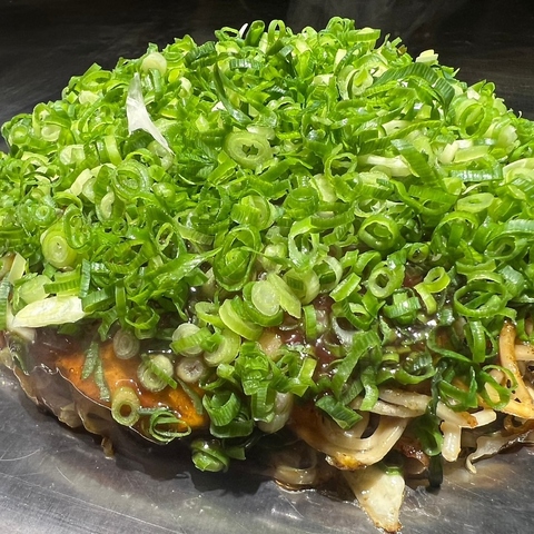 広島風お好み焼きをお楽しみいただけるカウンターメインの臨場感ある店内