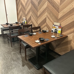 ゆったり4名テーブル席が２つあります